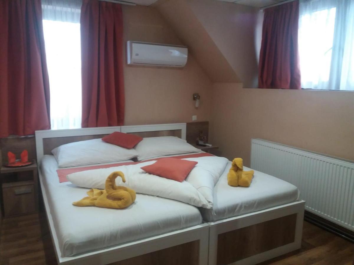 Abszolut Hotel Es Panzio Nyírbátor Екстериор снимка